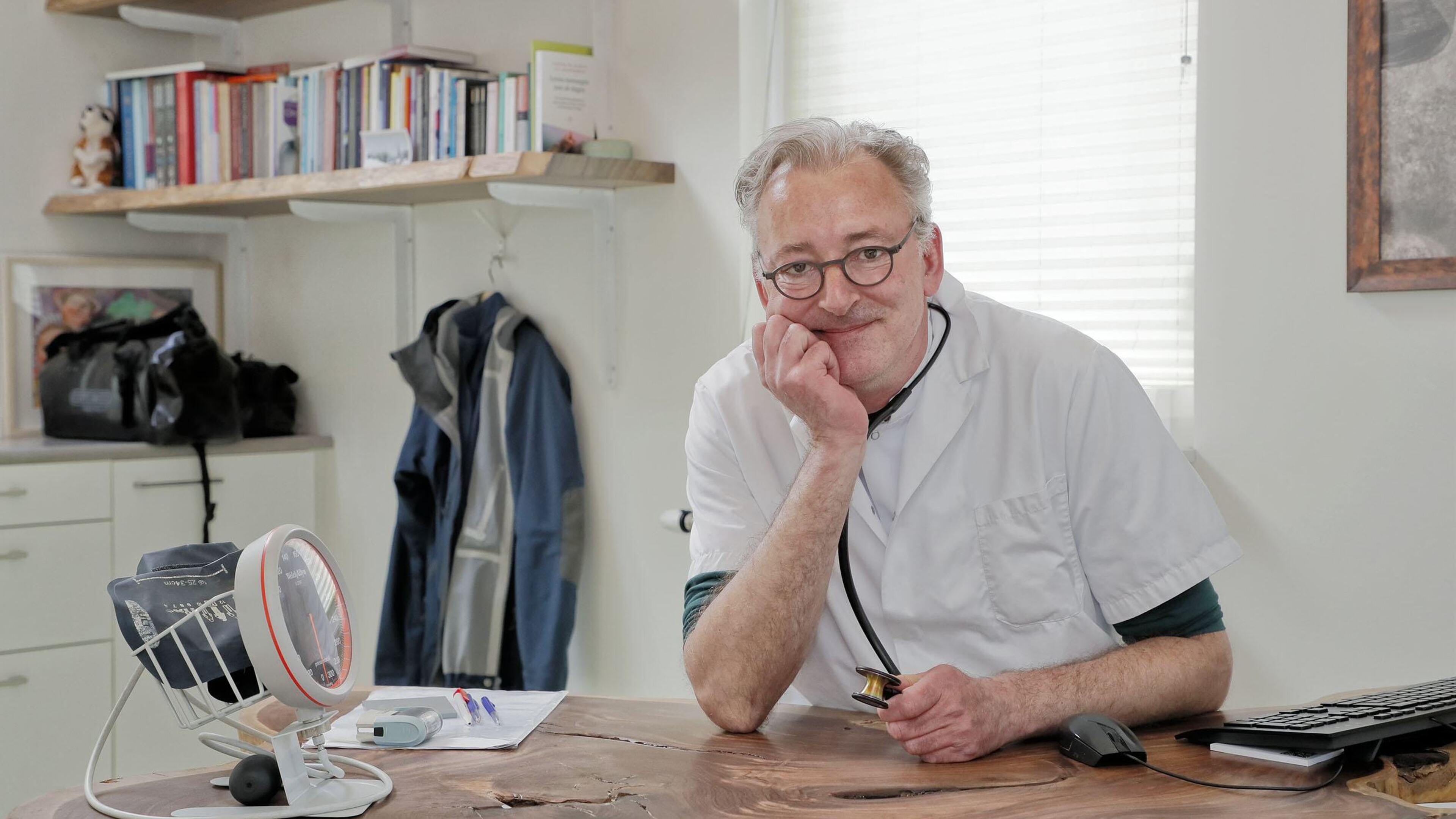 Huisartsen verdwijnen. In Warmenhuizen schiet de dorpsdokter te hulp: ’Je moet goed voor je dokters 